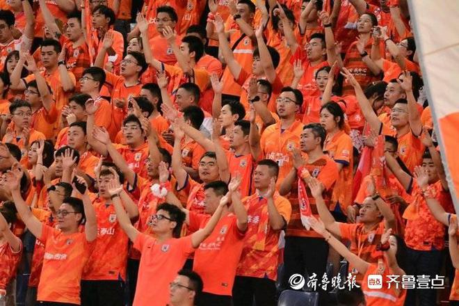 广州球迷为球队赢得连胜欢呼