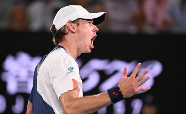 澳网翻盘年终总决赛,辛纳带队取胜 澳网翻盘年终总决赛,辛纳带队取胜