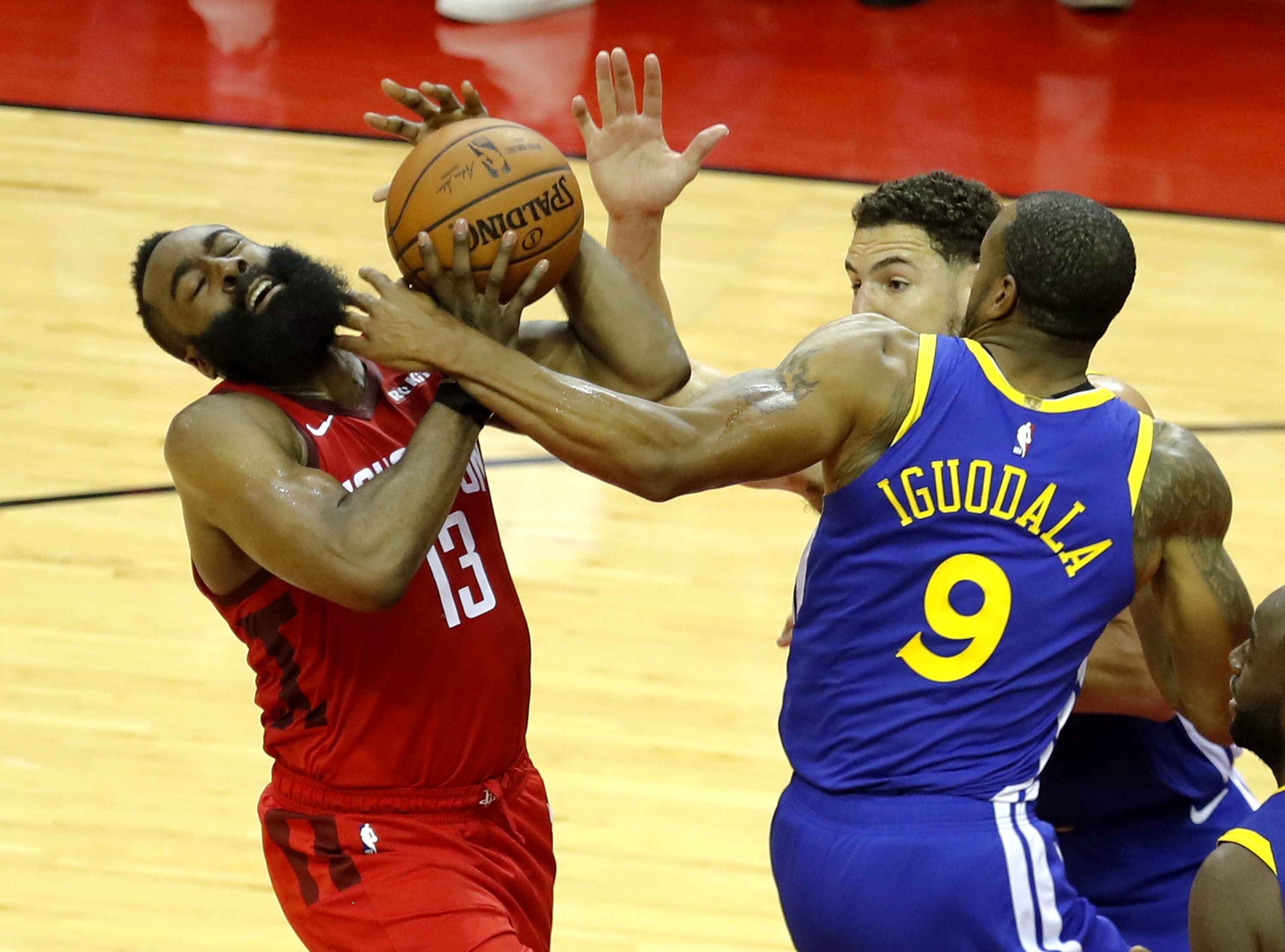 骑士完胜鹈鹕,德罗赞关键制胜 骑士完胜鹈鹕,德罗赞关键制胜