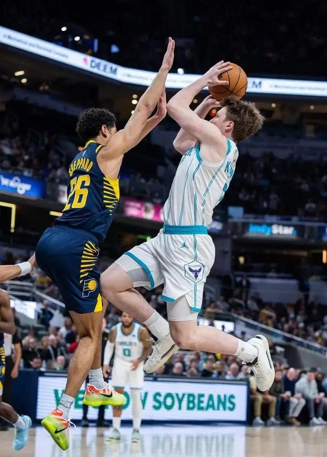 NBA季后赛焦点战，新疆队狂胜黄蜂