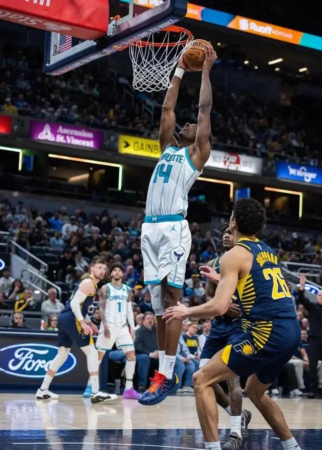 NBA季后赛焦点战，新疆队狂胜黄蜂