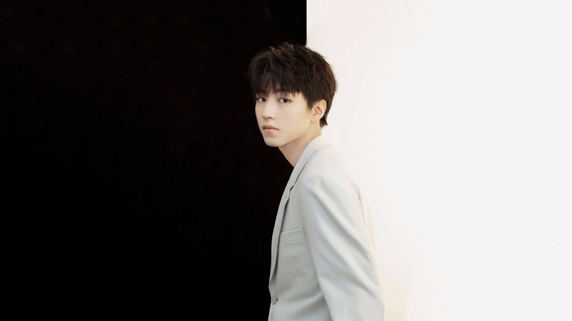 夜色中的英雄,门迪一锤定音,欧冠淘汰赛之夜改写历史